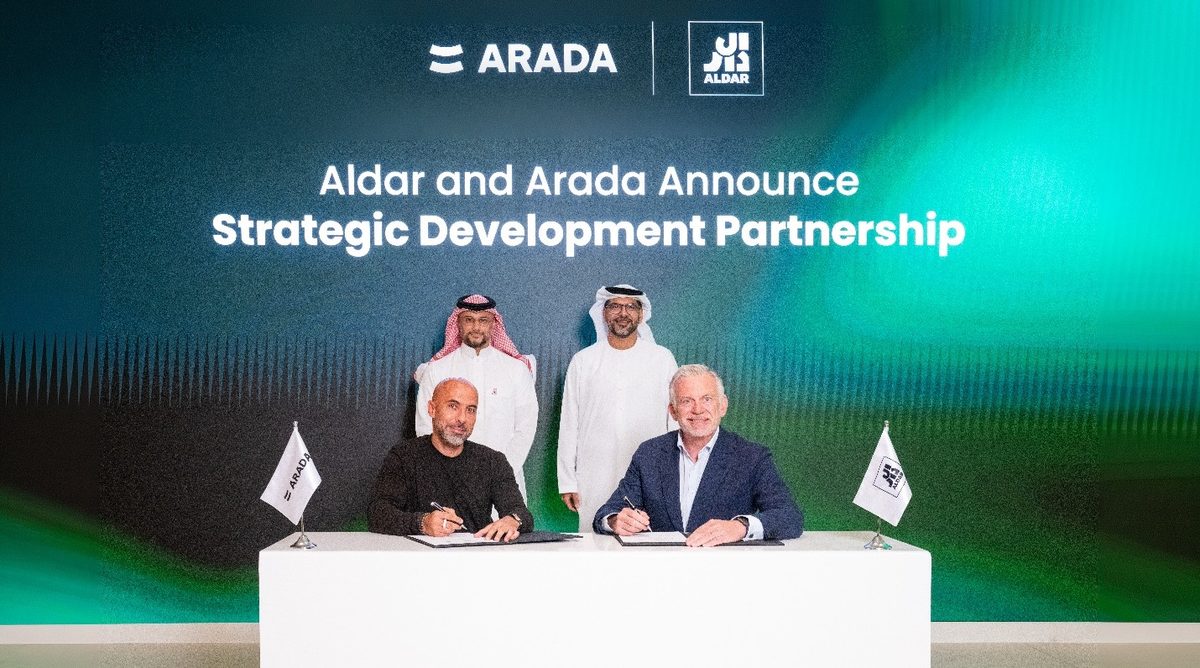 Aldar and Arada executives sign the strategic development partnership that will support approximately AED 15 billion in mixed-use and residential projects across Abu Dhabi.