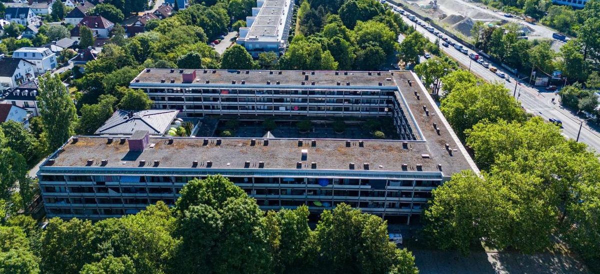 An aerial view of the multifamily property in Munich’s Obersendling district, acquired by BauMont Real Estate Capital and Reneo Group for a planned energy retrofit and expansion adding more than 30 apartments.