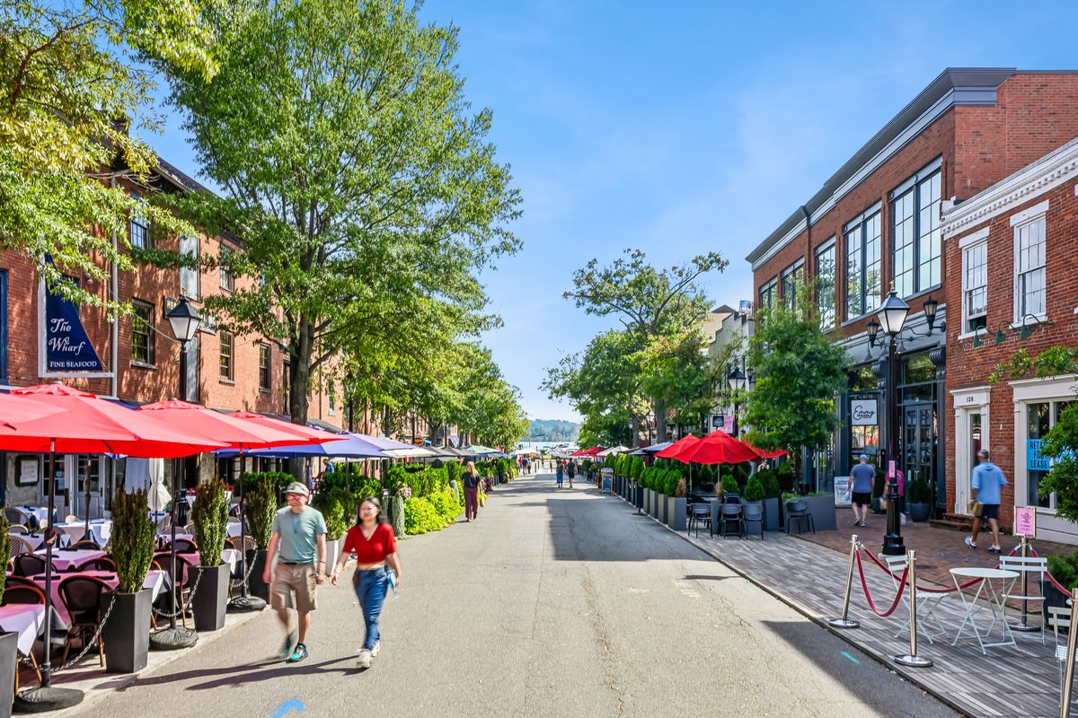 A lively Old Town Alexandria streetscape illustrates the neighborhood surrounding Carr Properties’ acquisition of 300 Montgomery Street, where the firm plans a 373-unit apartment community.