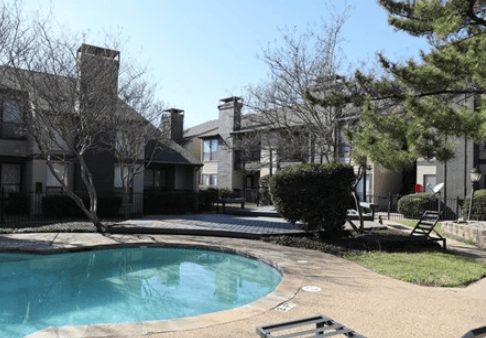 The pool courtyard at Sunchase Park and Ramblewood Apartments in Dallas, the 290-unit multifamily property refinanced by Greystone through a $16.1 million Freddie Mac loan.