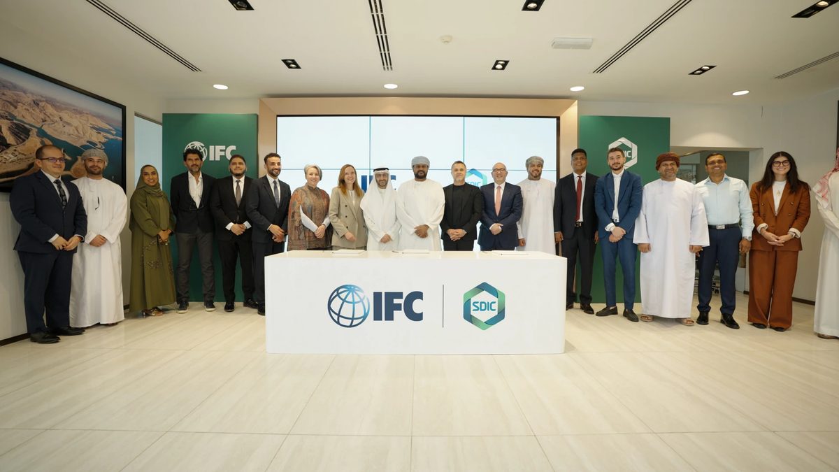IFC and Sustainable Development Investment Company representatives at the signing ceremony for the OMR38.5 million Islamic green facility supporting the Plaza District at The Sustainable City–Yiti near Muscat.
