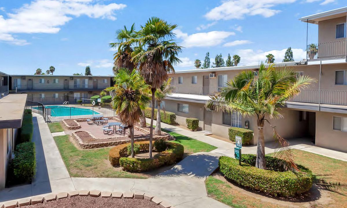 University Gardens, one of the two Riverside properties included in Kidder Mathews’ $21.8 million sale of a 113-unit multifamily portfolio, features garden-style buildings surrounding a landscaped pool courtyard.