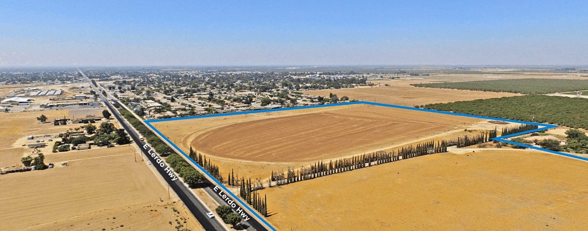 Aerial view of the approximately 39.91‑acre parcel at 1320 E Lerdo Highway in Shafter outlined in blue, the site Land Advisors Organization closed to enable an anticipated ~185‑home residential development and illustrate the property's transition from agricultural to residential use.