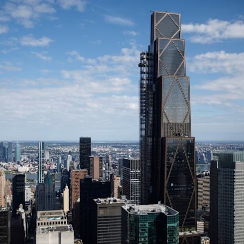 A Manhattan high-rise office tower representing the luxury office stock that helped drive a record number of $100-plus per sq ft leases as companies chase high-end amenities to attract and retain talent.