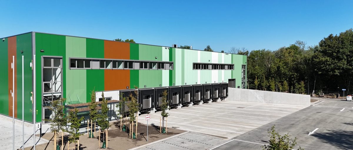 The completed RUHR Logistics Park in Castrop-Rauxel, developed by OMNIDOCKS and PRODAC Industrial Real Estate, features a modern warehouse facade, dock-level loading bays, and extensive on-site parking.