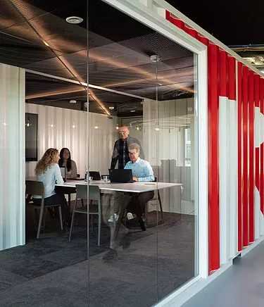 A STRABAG office meeting area illustrates the contractor’s operations behind its €152 million contract to build the new central emergency department at Klinik Favoriten in Vienna.