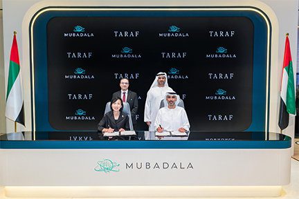 TARAF and Mubadala representatives sign the MoU to explore a 5.4 million-square-foot mixed-use waterfront development on Abu Dhabi’s Al Reem Island.